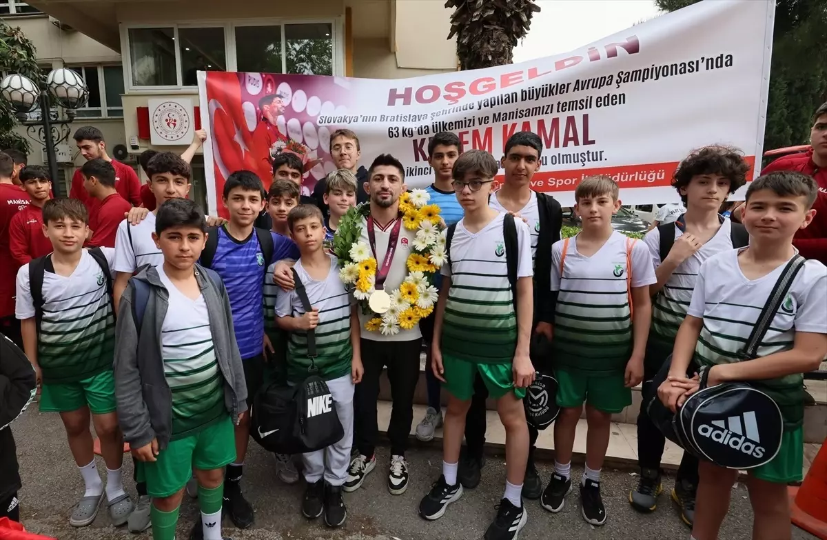 Grekoromen Güreş Şampiyonu Kerem Kamal, Manisa'da Coşkuyla Karşılandı