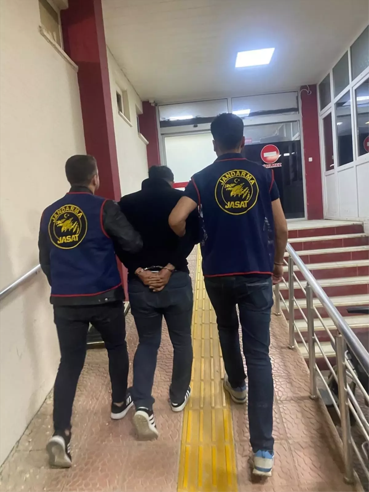 Kuşadası'nda Firari Hükümlü Pansiyonda Yakalandı