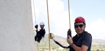 Başhekim Çatıdan İniş Yaparak Çocukları Mutlu Etti
