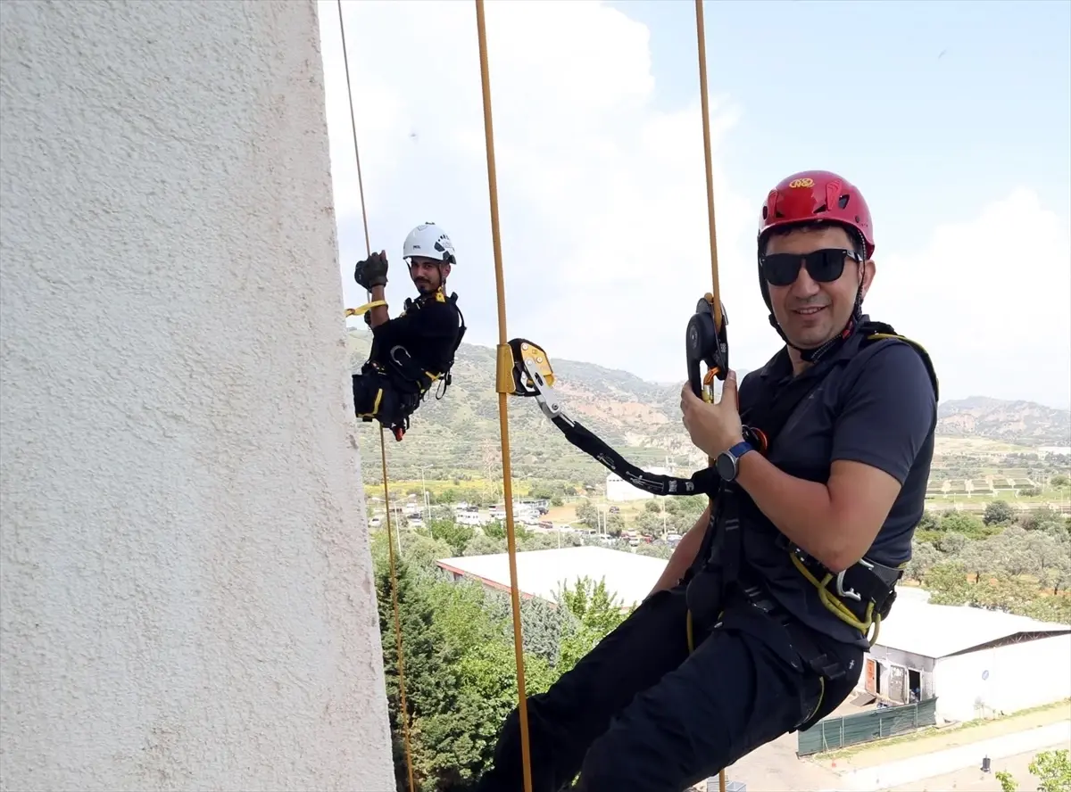 Başhekim Çatıdan İniş Yaparak Çocukları Mutlu Etti