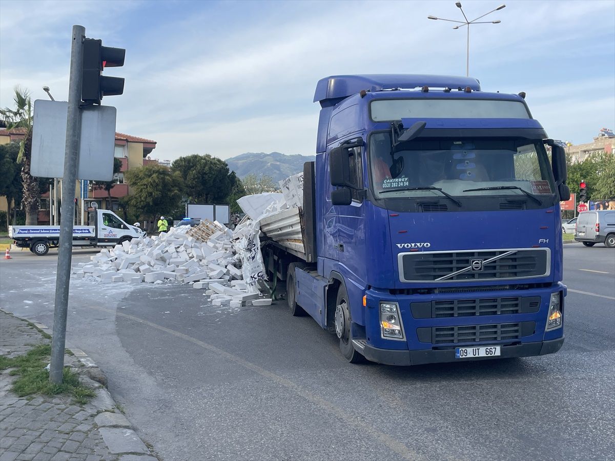 Aydın'da Tırın Gaz Beton Yükü Yola Döküldü