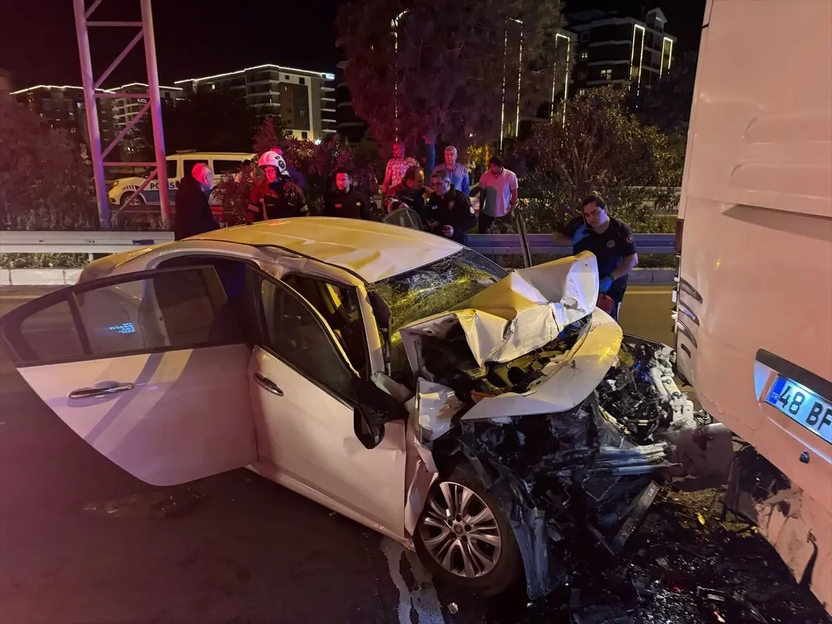 Söke'de Otobüse Çarpan Otomobildeki 1 Kişi Hayatını Kaybetti
