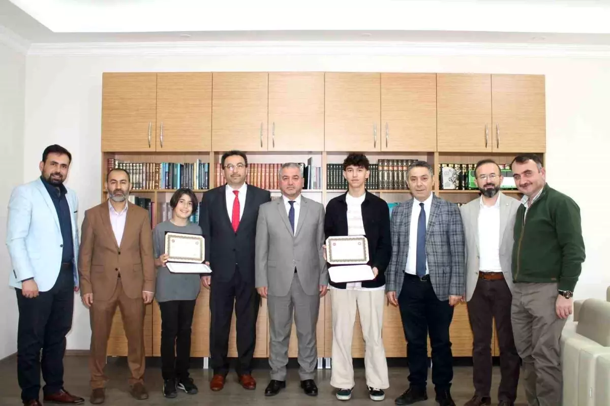 Hafızlık Sınavında Başarı Gösteren Öğrencilere Belgeleri Verildi