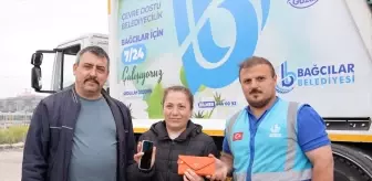 Bağcılar'da Temizlik Ekipleri, Çöp Konteynerine Atılan Çantayı Buldu