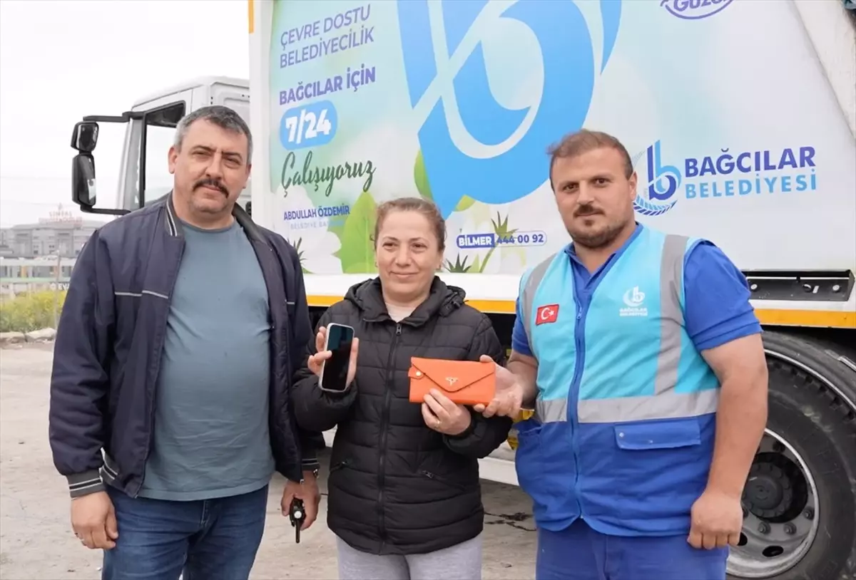 Bağcılar'da Temizlik Ekipleri, Çöp Konteynerine Atılan Çantayı Buldu