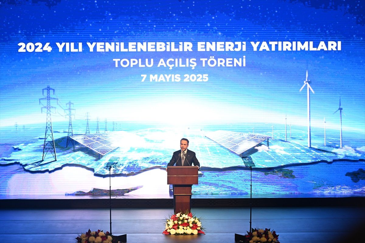 Bakan Bayraktar, 2024'te rüzgar ve güneşte rekor kapasitenin devreye alındığını bildirdi Açıklaması