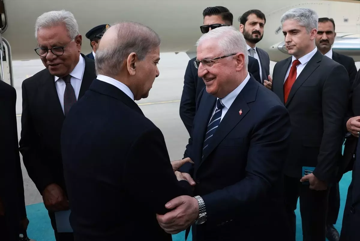 Bakan Güler, Ankara'ya gelen Pakistan Başbakanı Şerif'i havalimanında karşıladı