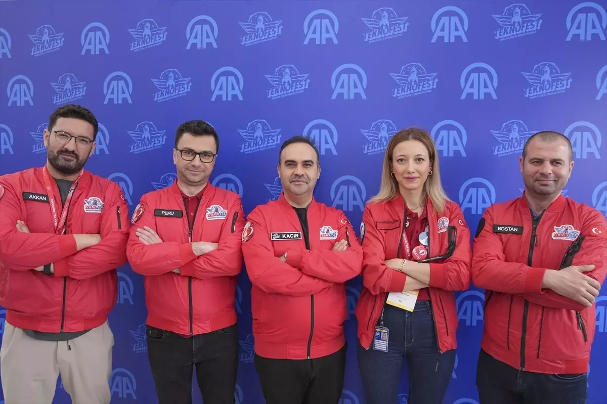Bakan Kacır, TEKNOFEST KKTC'de AA standını ziyaret etti Açıklaması