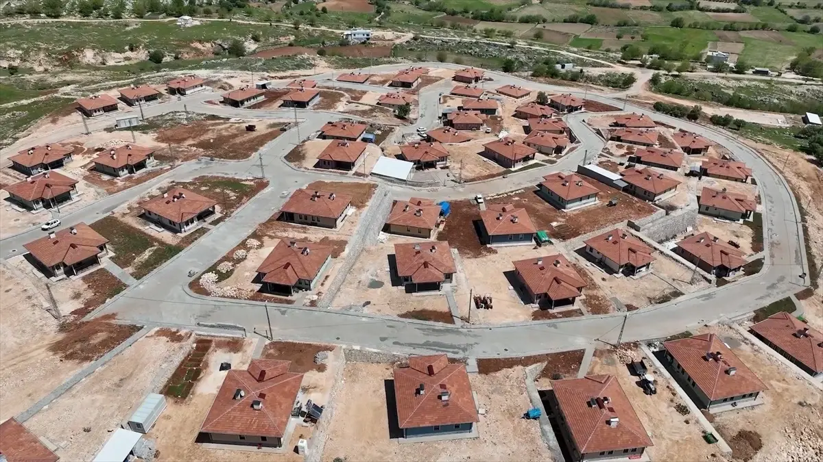 Depremzedeler İçin Modern Köy Projesi Tamamlandı
