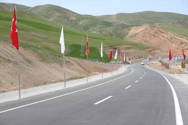 وزير أورال أوغلو يتحدث في حفل افتتاح طريق سيارت-كورتال وطريق الاتصال بمطار سيارت