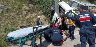 Sındırgı-Simav Yolunda Tek Taraflı Trafik Kazası: Tır Sürücüsü Yaralandı