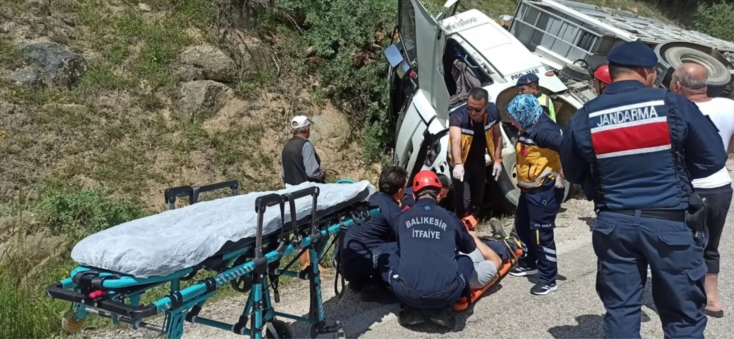 Sındırgı-Simav Yolunda Tek Taraflı Trafik Kazası: Tır Sürücüsü Yaralandı