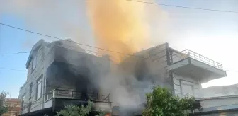 Ayvalık'ta Garajdaki Araçta Çıkan Yangın Evi Sardı