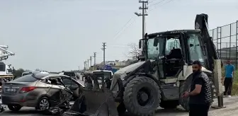 Ayvalık'ta Kepçe ile Otomobil Çarpıştı: 2 Yaralı