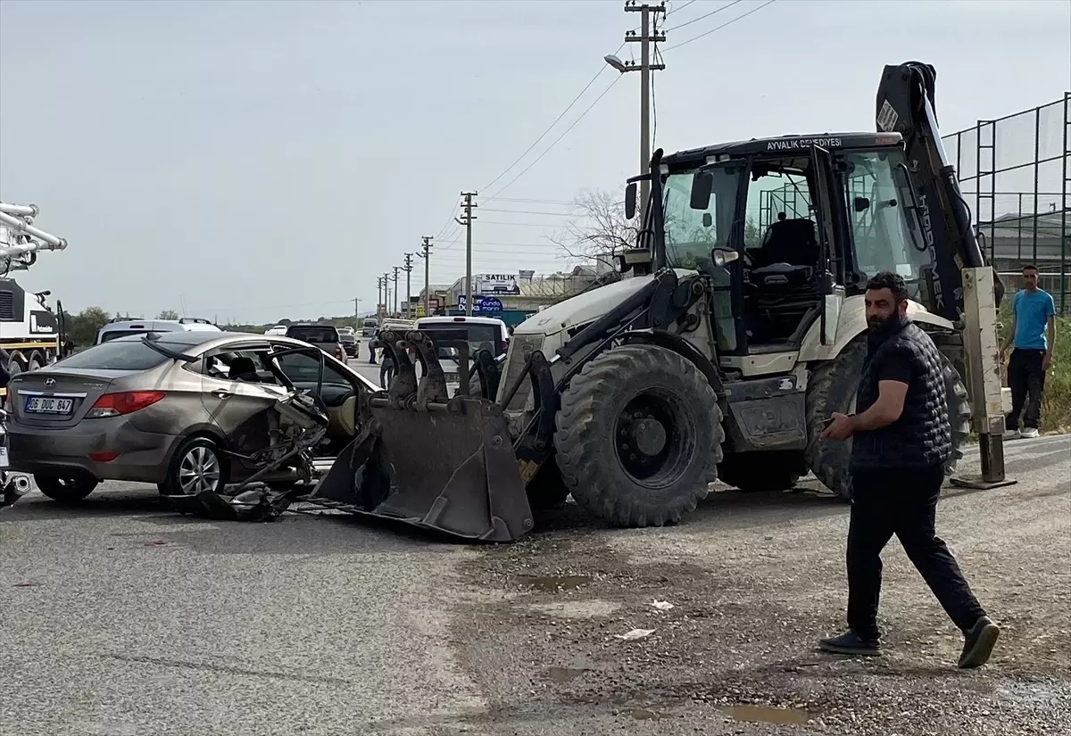 Ayvalık'ta Kepçe ile Otomobil Çarpıştı: 2 Yaralı