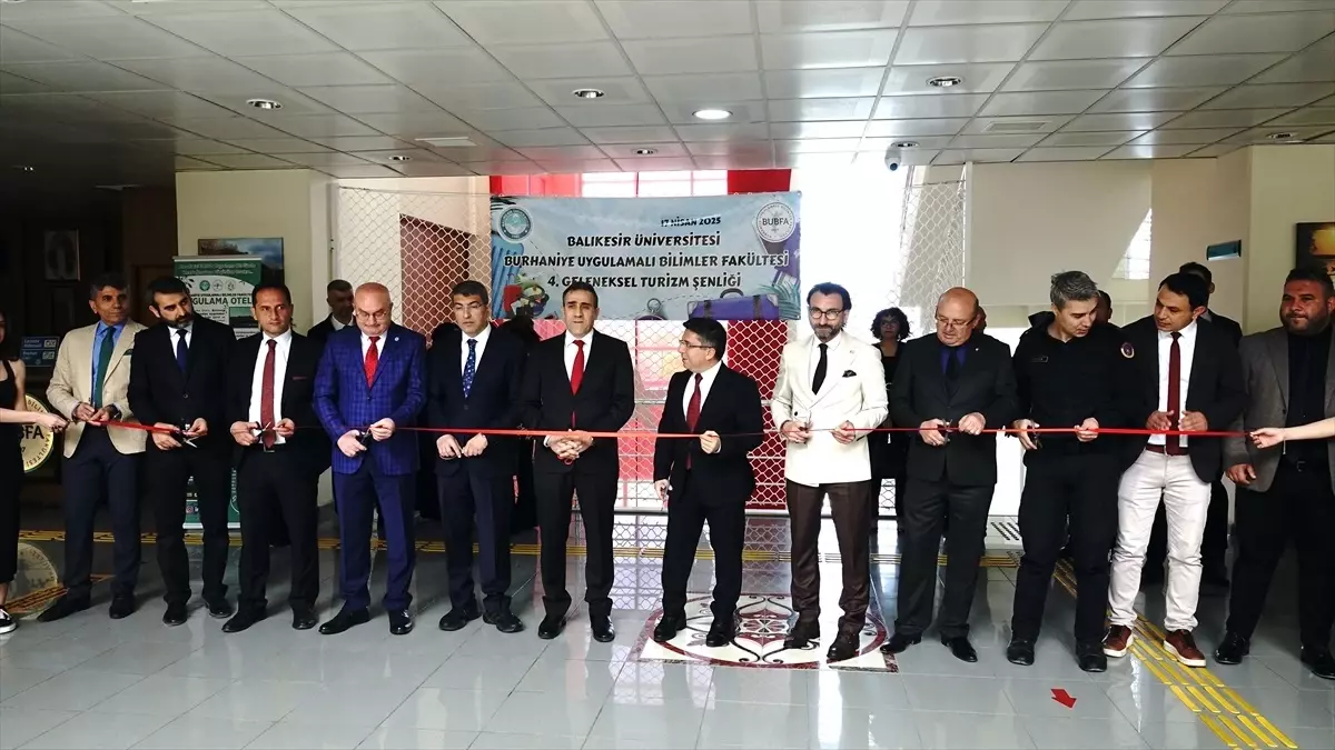 Balıkesir'de protokol üyeleri Turizm Şenliği'nde keşkek ve demir dövdü