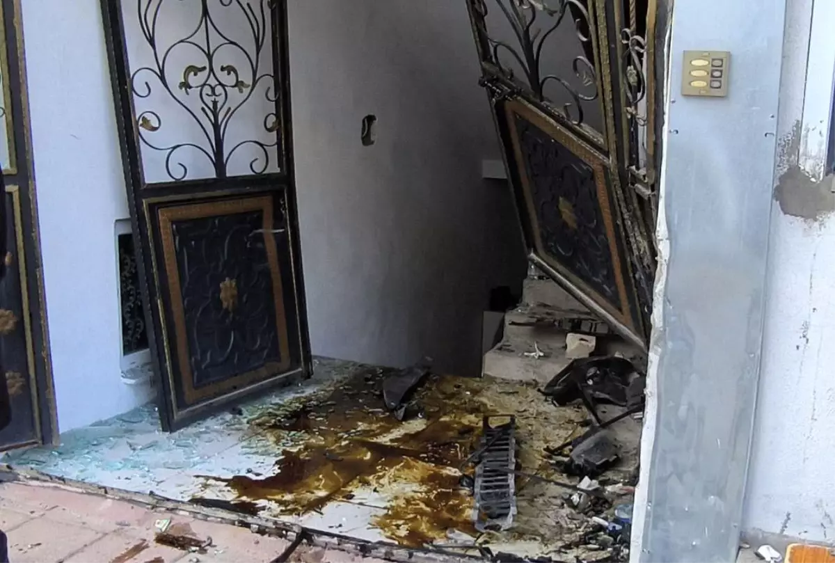 Gercüş'te Otomobil Bina Girişine Çarpıp Kontrolden Çıktı