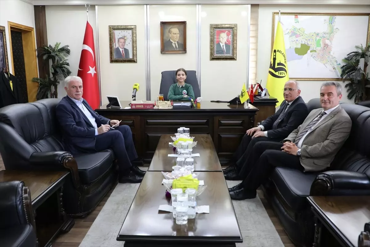 Bayburt Belediye Başkanı Mete Memiş, Öğrencilerle Bayram Kutladı
