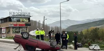 Bayburt'ta devrilen otomobildeki 4 kişi yaralandı