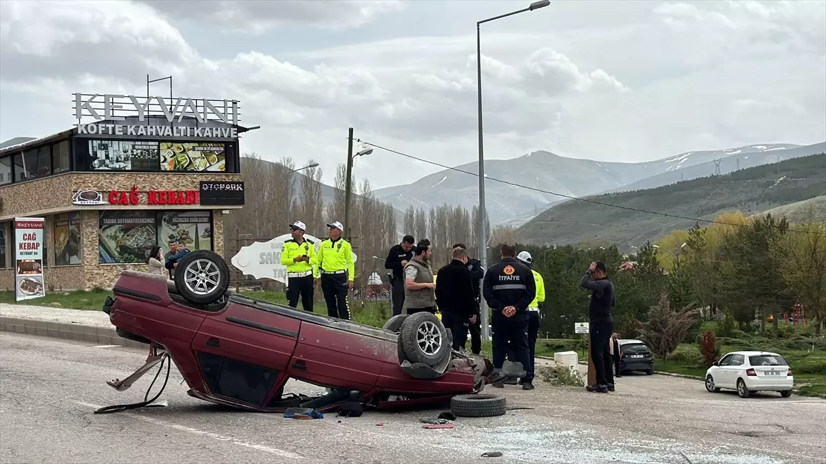 Bayburt'ta devrilen otomobildeki 4 kişi yaralandı