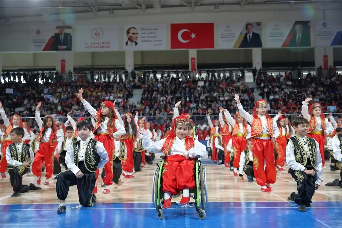 Bedensel Engelli Öğrenci Selenay, 23 Nisan Kutlamasında Halk Oyunları Sergiledi
