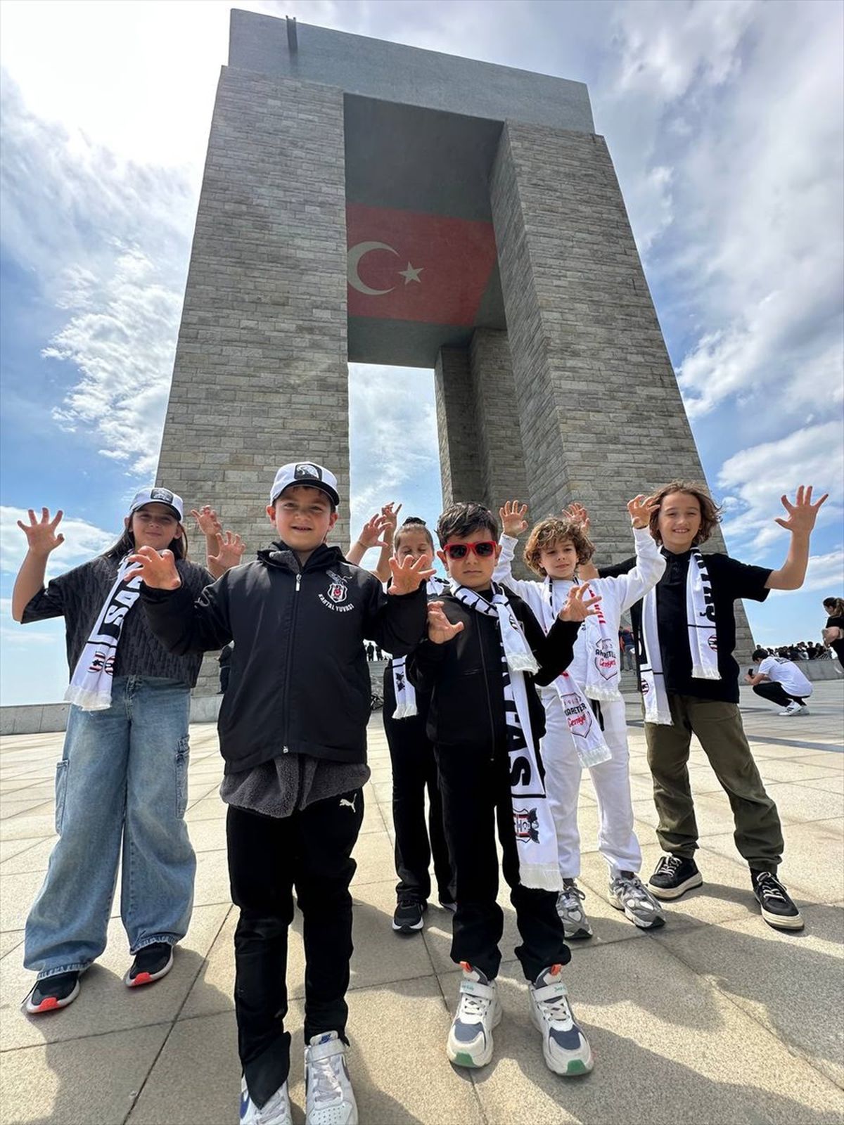Beşiktaş taraftarları Çanakkale Şehitler Abidesi'ni ziyaret etti