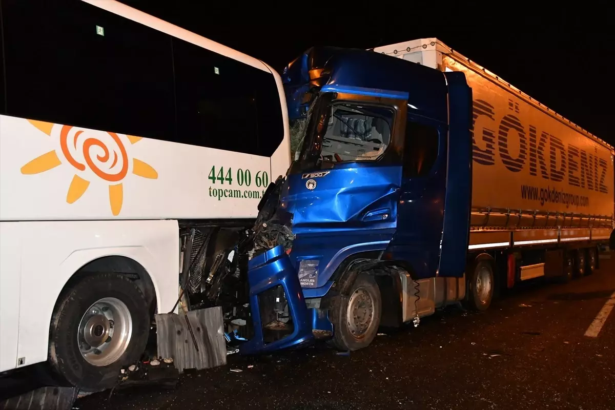 Bozüyük'te Tır, Tur Otobüsüne Çarptı: 13 Yaralı