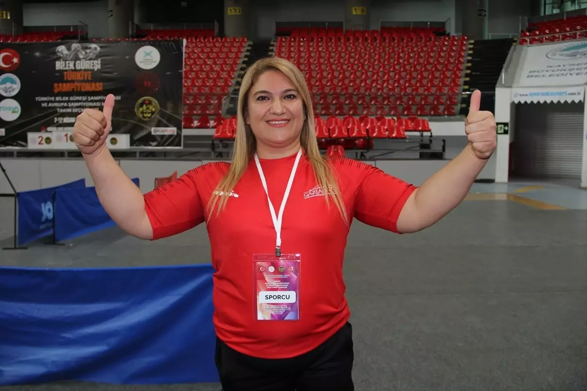 Aynur Bozdemir, Bilek Güreşi Türkiye Şampiyonası'nda 16. kez birinci oldu
