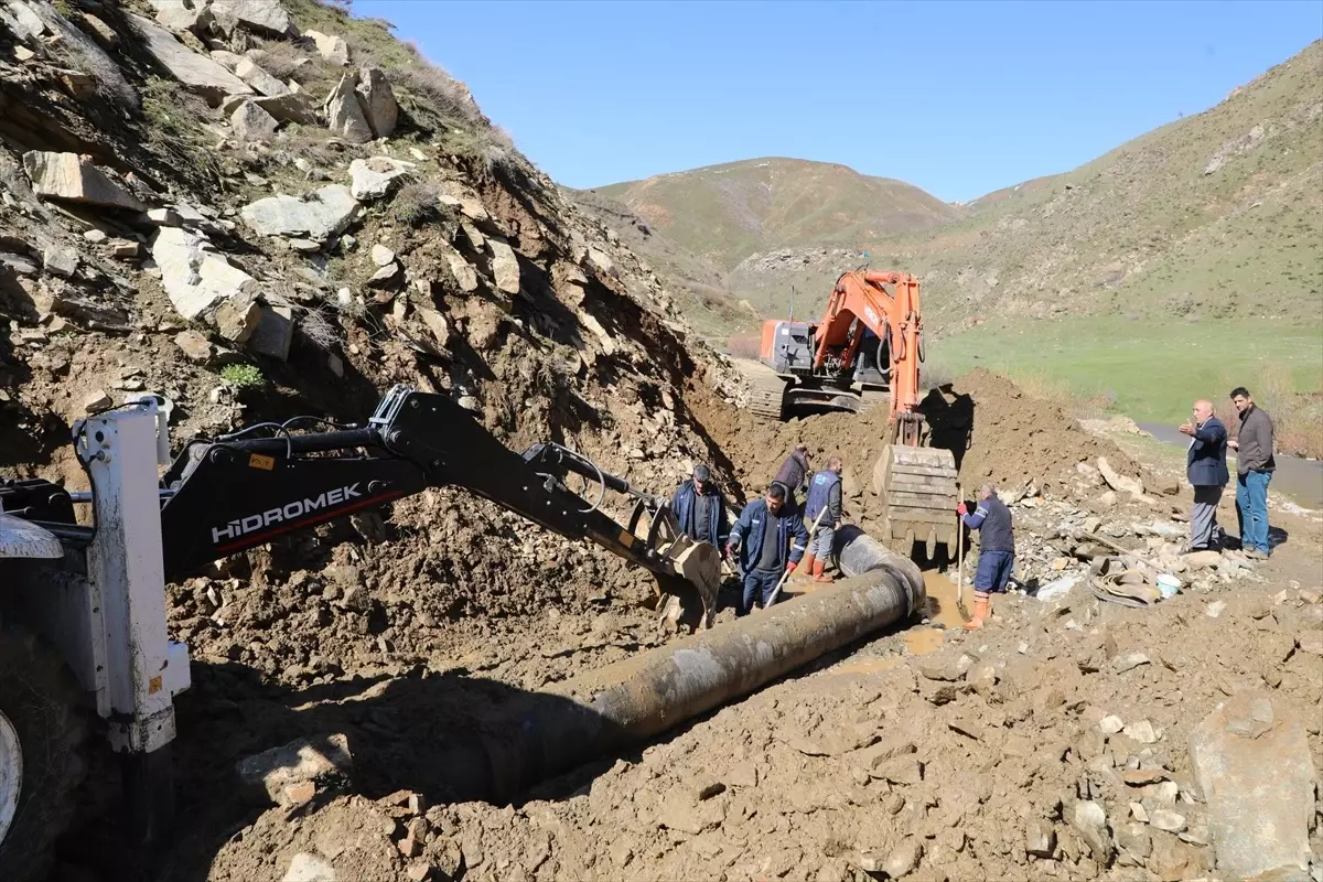 Bitlis'te Heyelan Sonrası Su Şebekesi Onarılıyor