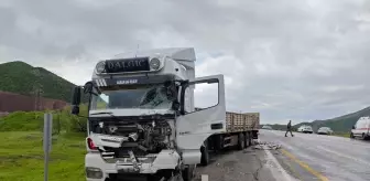Bitlis'te Minibüs ile Tır Çarpıştı: 1 Ölü, 2 Yaralı