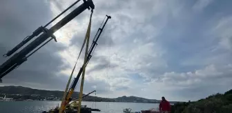 Bodrum'da Terkedilmiş Tekneler Vinçlerle Kaldırıldı