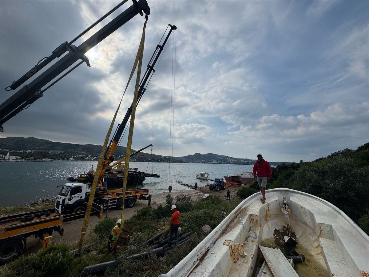 Bodrum'da Terkedilmiş Tekneler Vinçlerle Kaldırıldı