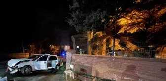 Bolu'da İstinad Duvarına Çarpan Otomobilin Sürücüsü Yaralandı