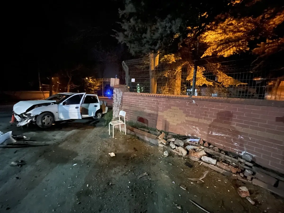 Bolu'da İstinad Duvarına Çarpan Otomobilin Sürücüsü Yaralandı