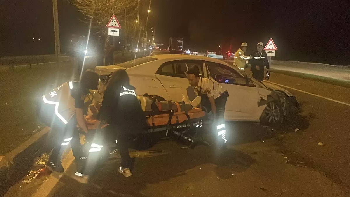 Bolu'da Kamyona Çarpan Otomobilin Sürücüsü Yaralandı