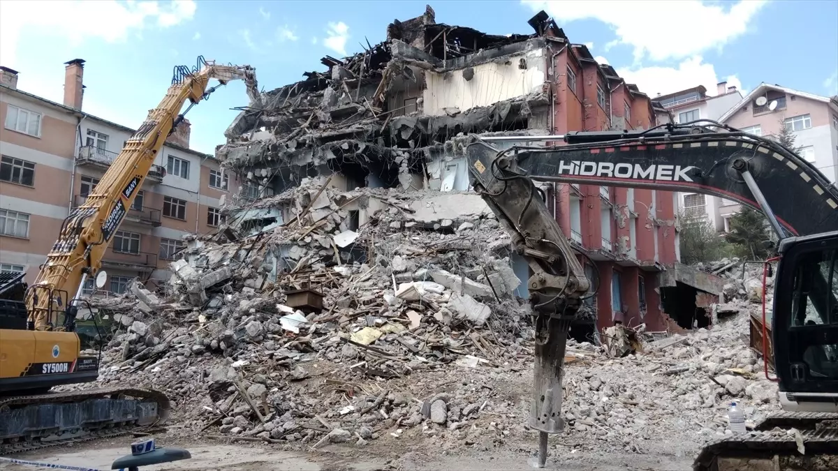 Gerede'de Kullanılmayan Otel Binasının Yıkımına Başlandı