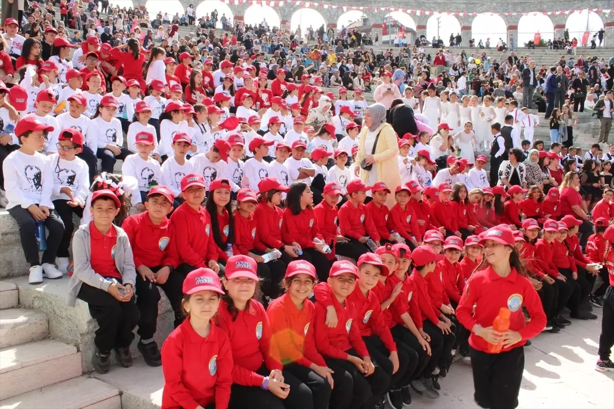 Niğde'de 23 Nisan Coşkusu: Çocuklar Eğlencenin Tadını Çıkarıyor