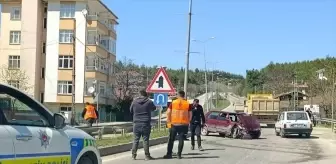 Boyabat'ta Refüje Çarpan Otomobilin Sürücüsü Yaralandı