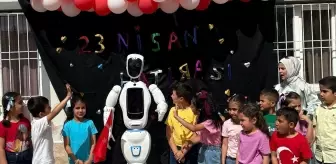 Bucak'ta 23 Nisan Coşkusu: Yapay Zeka Destekli Robot Bayramda Çocuklarla Buluştu