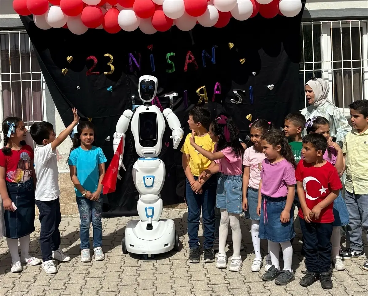 Bucak'ta 23 Nisan Coşkusu: Yapay Zeka Destekli Robot Bayramda Çocuklarla Buluştu