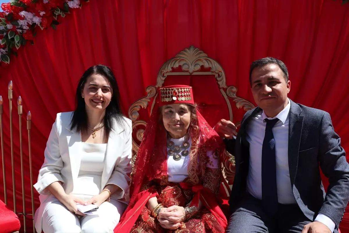 Burdur'da 69 Yaşındaki Emine Teyzenin Kına Gecesi Hayali Gerçekleşti