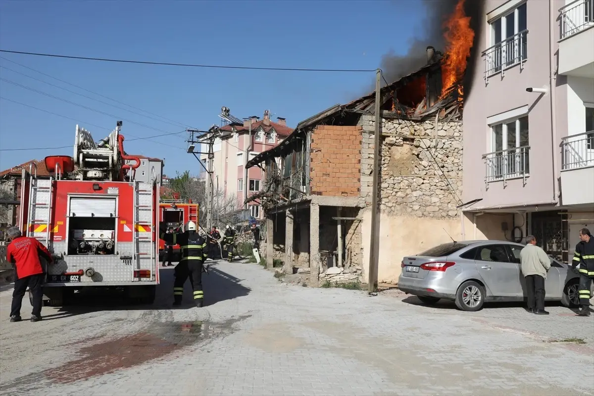 Bucak'ta Evde Yangın: 80 Yaşındaki Kadın Dumandan Etkilendi
