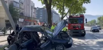 Bursa'da Aydınlatma Direğine Çarpan Otomobilde 2 Yaralı