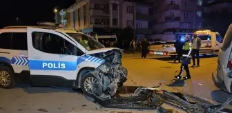 İnegöl'de Polis Aracı ile Hafif Ticari Araç Çarpıştı: 2 Yaralı