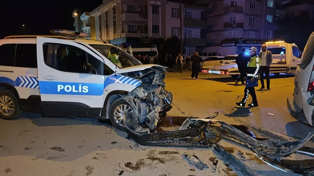 İnegöl'de Polis Aracı ile Hafif Ticari Araç Çarpıştı: 2 Yaralı