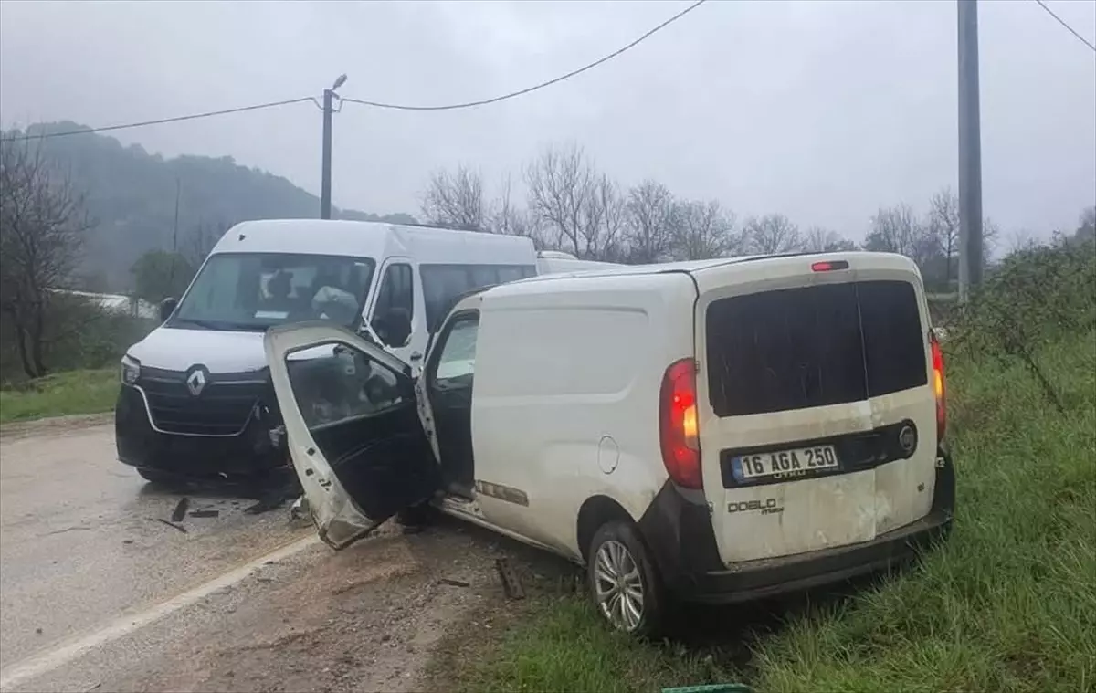 İnegöl'de İşçi Minibüsü ile Hafif Ticari Araç Çarpıştı: 13 Yaralı