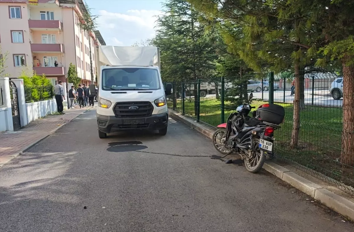 İnegöl'de Motosiklet ve Kamyonet Çarpıştı: Sürücü Ağır Yaralı