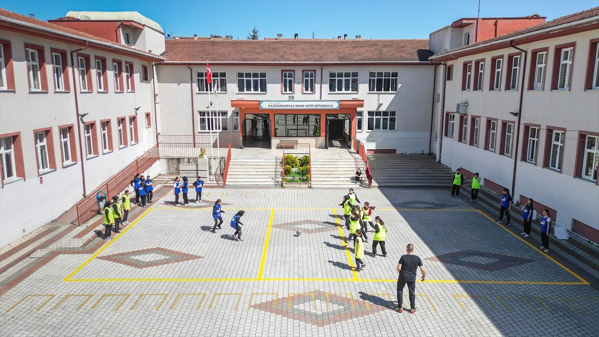 İnegöl'de Geleneksel Çocuk Oyunları Okul Bahçelerine Çizildi