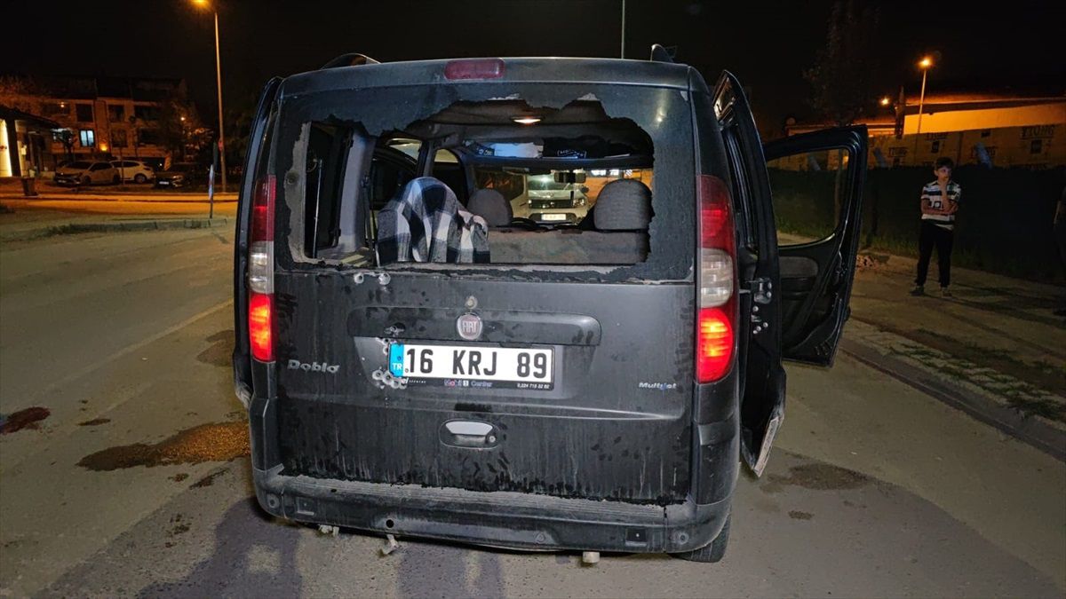 İnegöl'de Seyir Halindeki Araçta Silahlı Saldırı: Sürücü Ağır Yaralandı