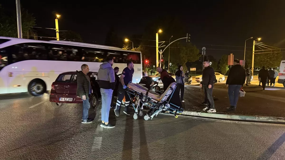 Bursa'da Taksi ile Otomobil Çarpıştı: 7 Yaralı